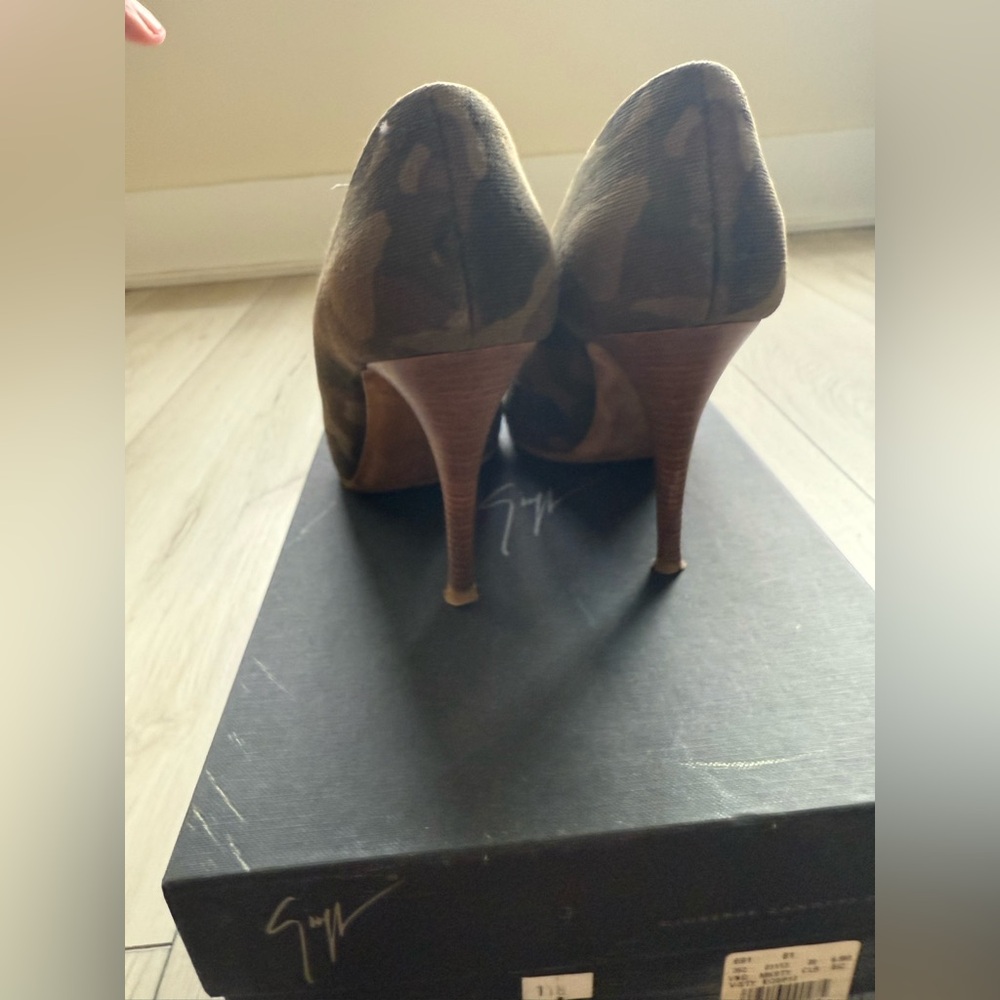 Giuseppe Zanotti Camouflage Peep-Toe pumps. Size 36.5 - Picture 3 of 9